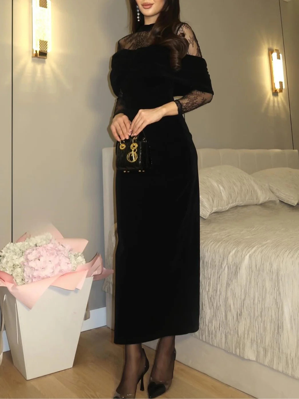 Czarna aksamitna sukienka maxi z koronką