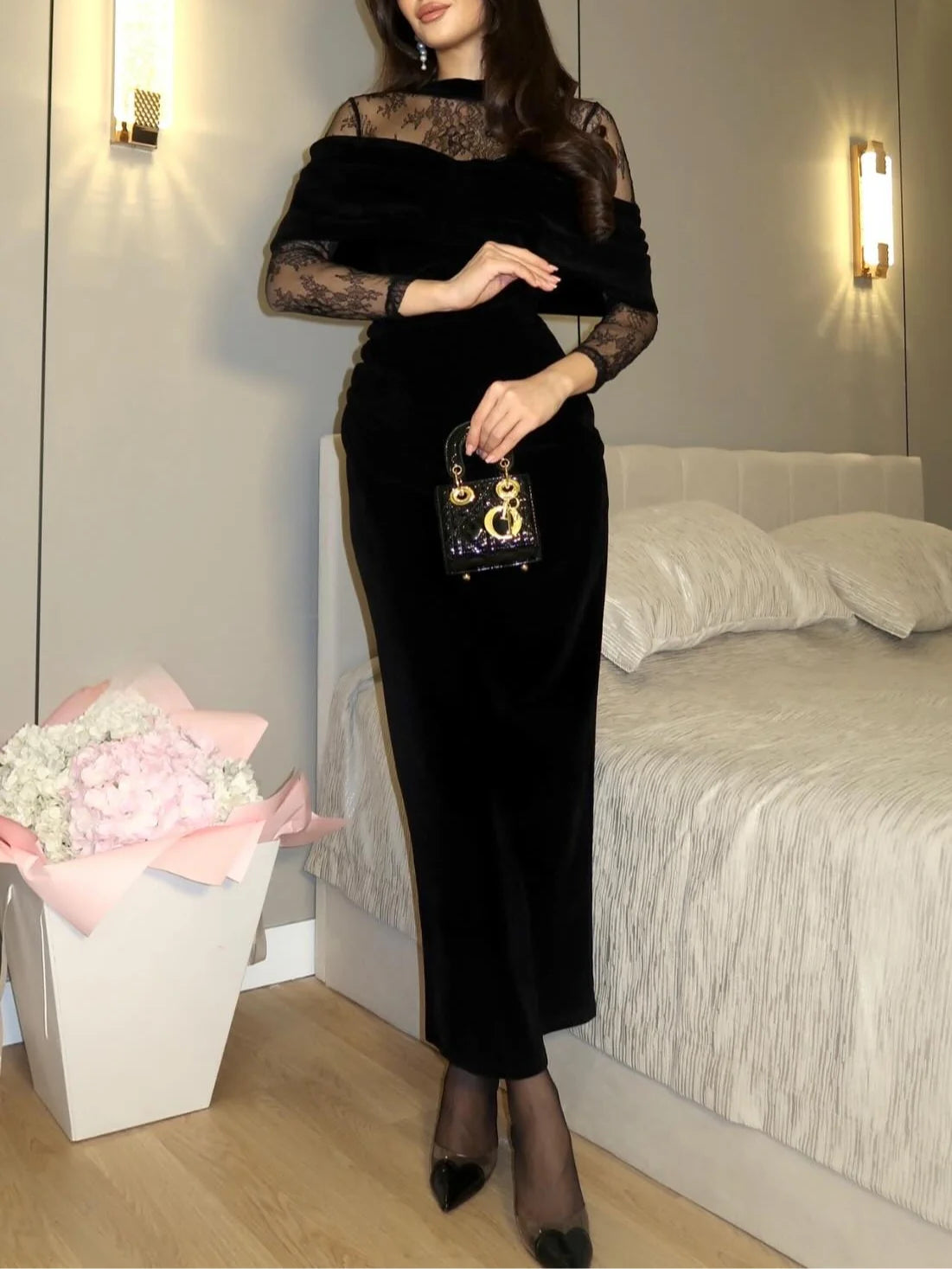 Czarna aksamitna sukienka maxi z koronką